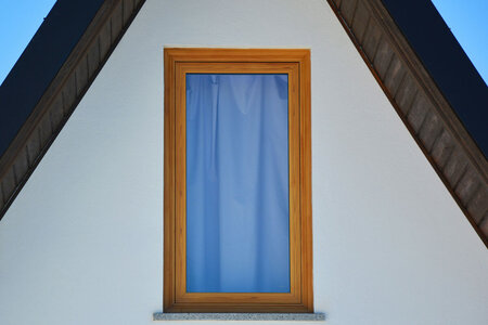 Toppsving, sidehengslet eller fastkarm – slik velger du riktig vindusløsning til hvert rom