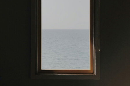 Vinduer og dører til hytte ved sjøen – slik velger du løsninger som tåler salt og ruskevær